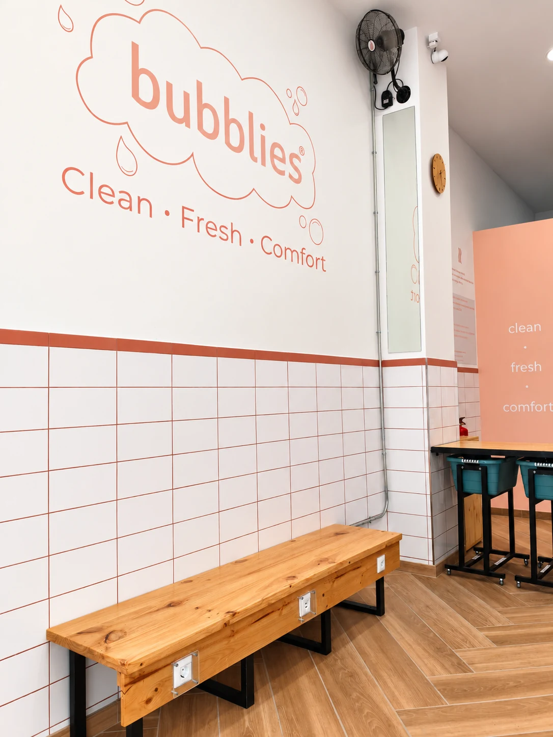 Banc de fusta i interior de Bubblies® Rosalía