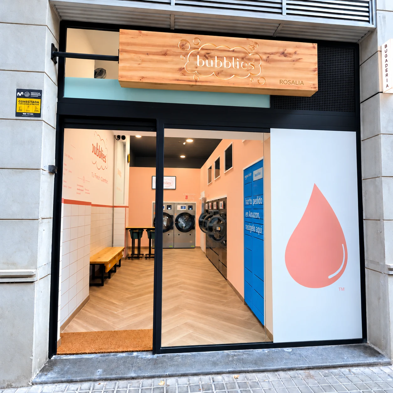 Façana i entrada de Bubblies Rosalía al carrer de Rosalía de Castro, Barcelona