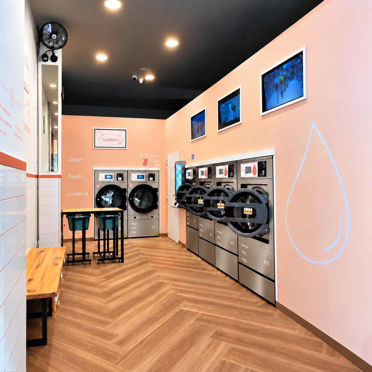 Interior de Bubblies Rosalía amb rentadores i assecadores professionals